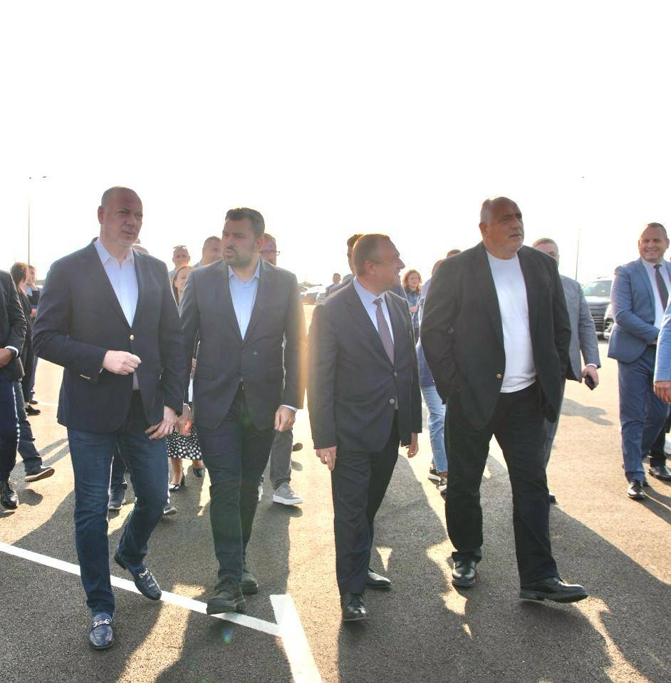 Министър-председателят Росен Желязков, който заедно с министъра на регионалното развитие и благоустройството Иван Иванов и с председателя на най-голямата парламентарна група ГЕРБ-СДС Бойко Борисов откриха последния участък от автомагистрала 